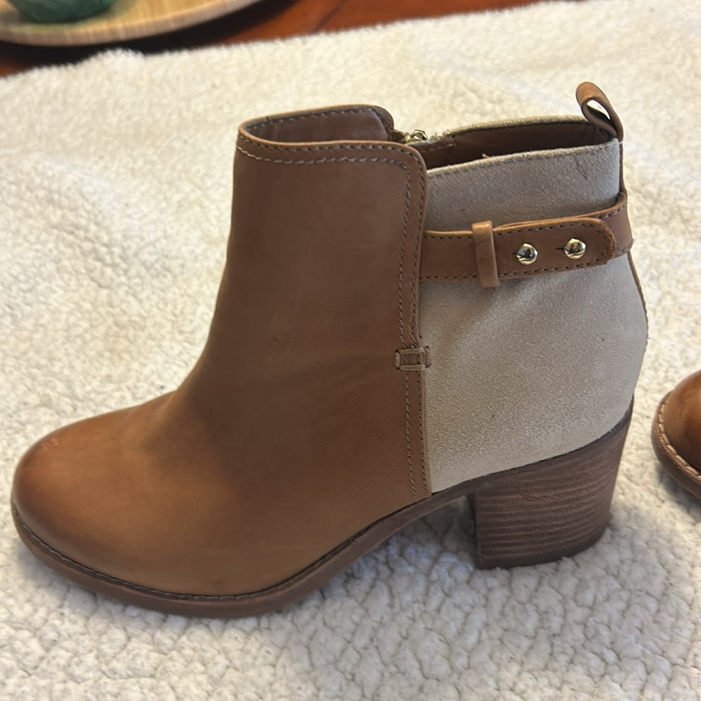 Sperry booties 2 to much block heel zip up. Two tone light brown.